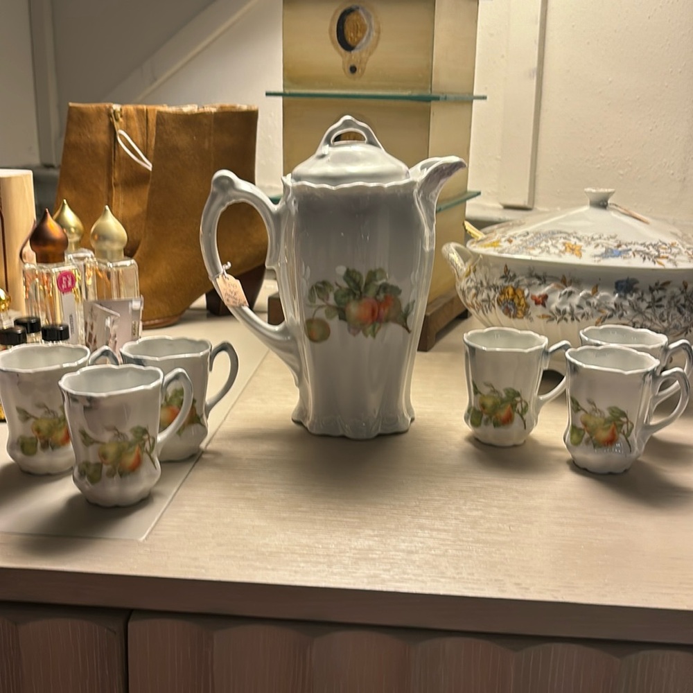A pitcher and six mugs
